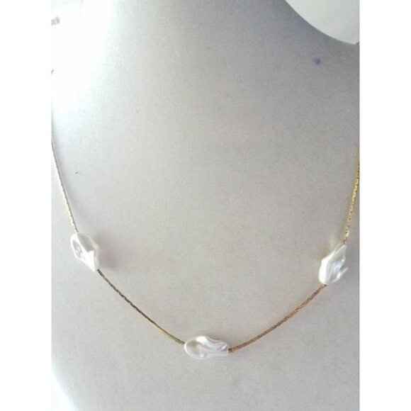 Jewelry - Vintage Gold tone faux pearl necklace.‎ Korea.